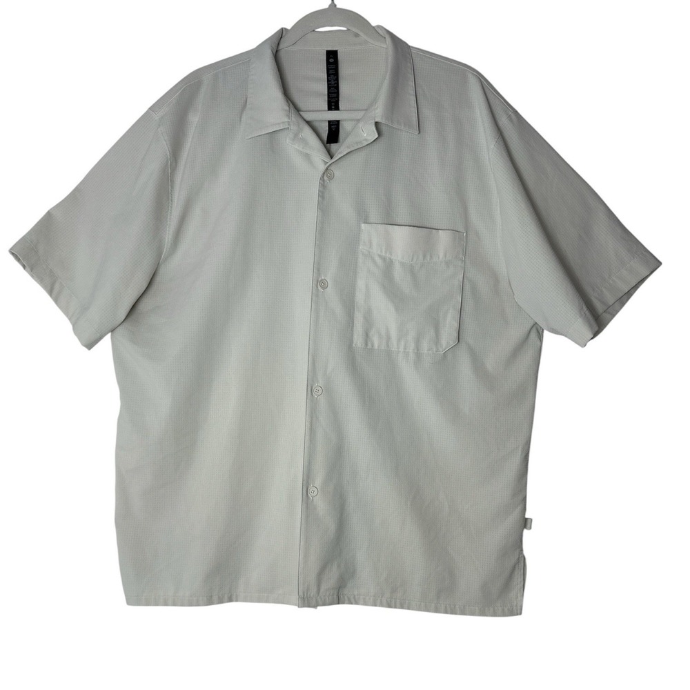Lululemon Shirt Men's XL Short Sleeve Stretch Button Up‎ Pocket Classic Sports